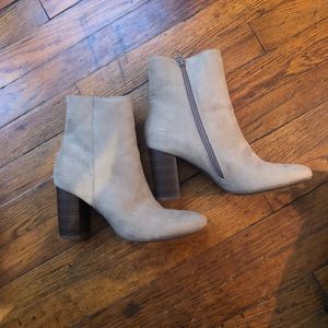 ANN TAYLOR SUEDE TAUPE BOOTIE 8.5